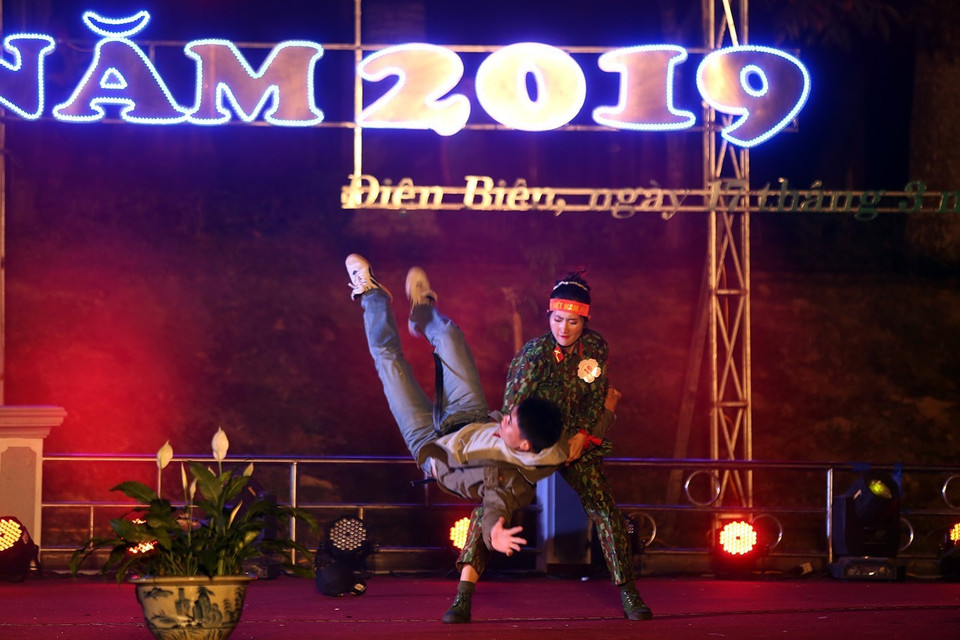 奠边省佳丽参加传统服装秀。图自越通社