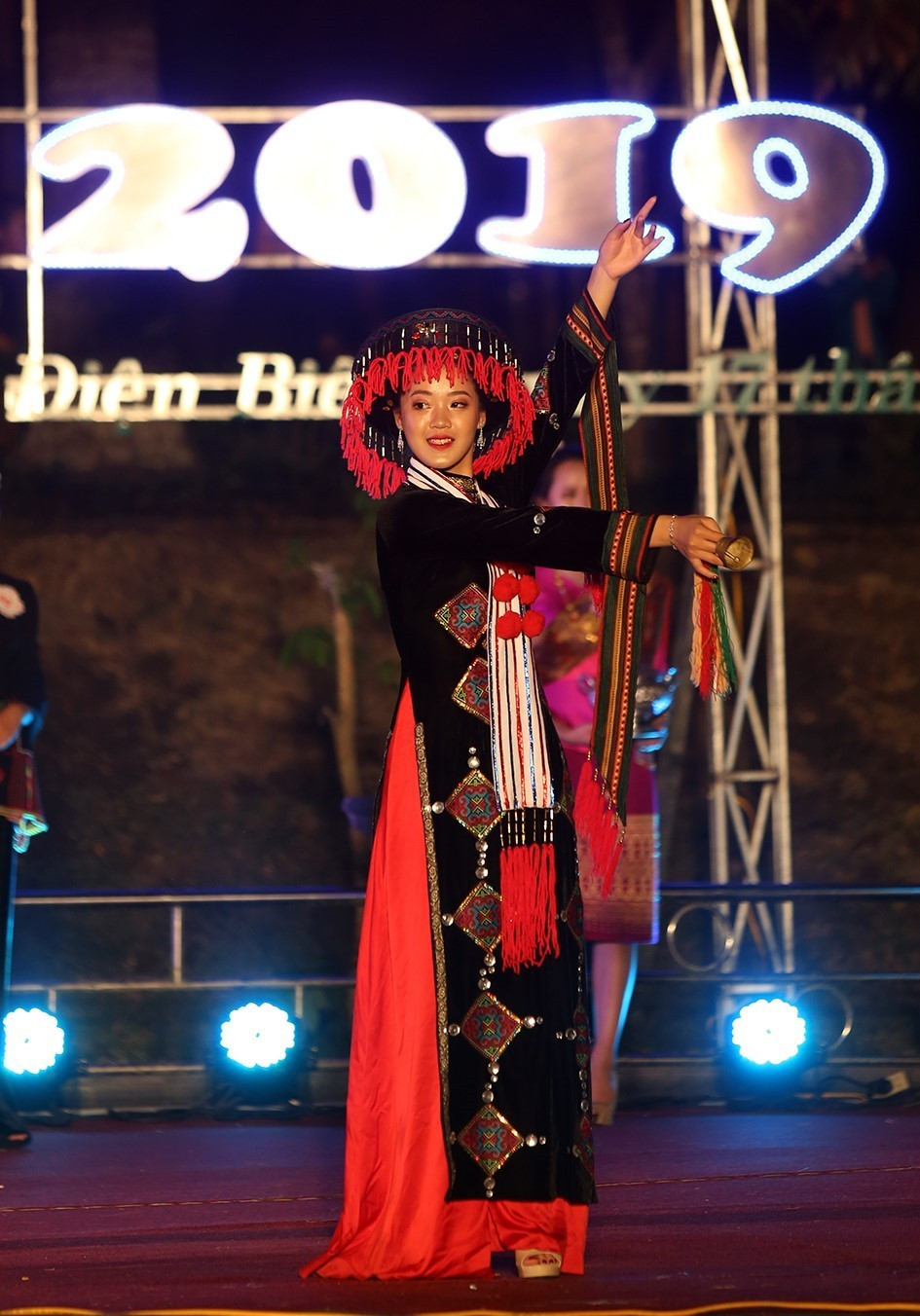 奠边省佳丽参加传统服装秀。图自越通社