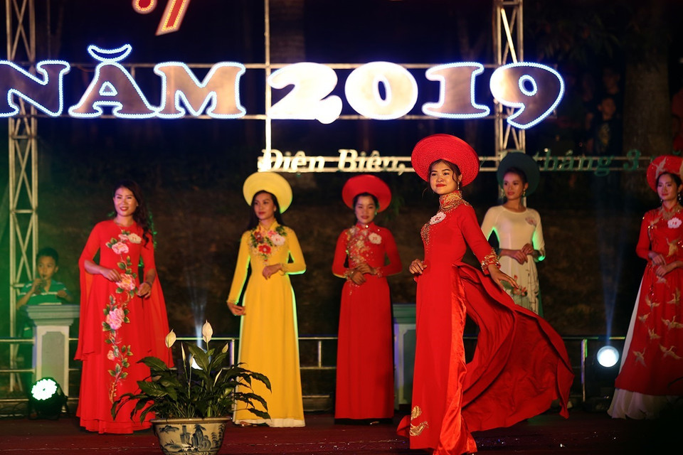 奠边省佳丽参加奥黛秀。图自越通社