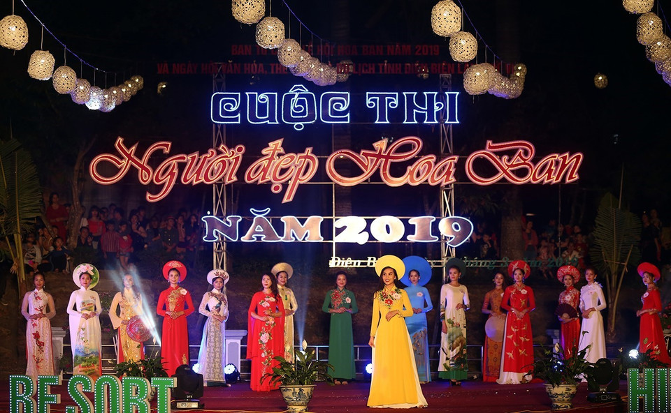 奠边省佳丽参加奥黛秀。图自越通社