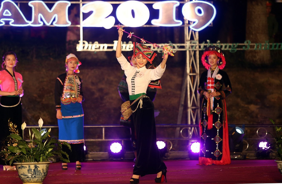 奠边省佳丽参加传统服装秀。图自越通社