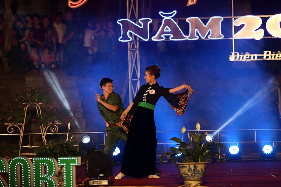 奠边省佳丽参加传统服装秀。图自越通社