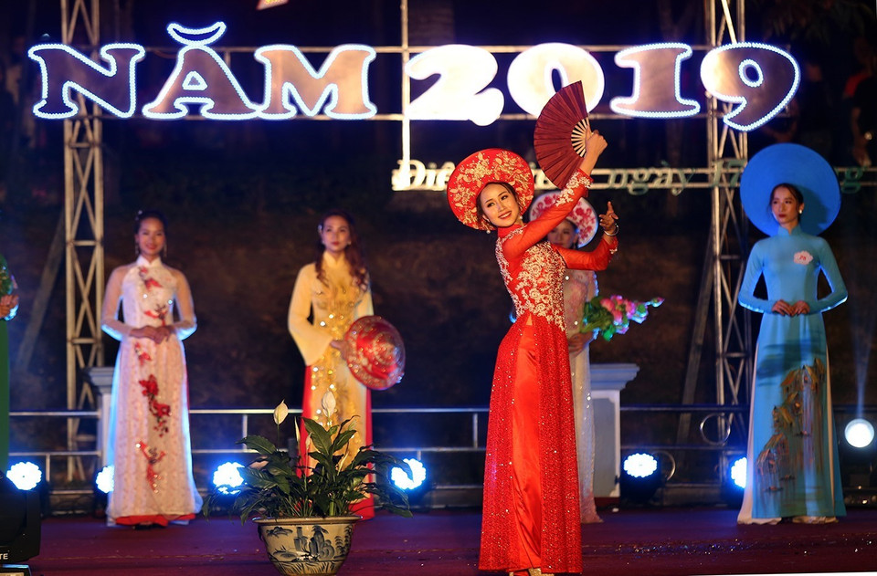 奠边省佳丽参加奥黛秀。图自越通社