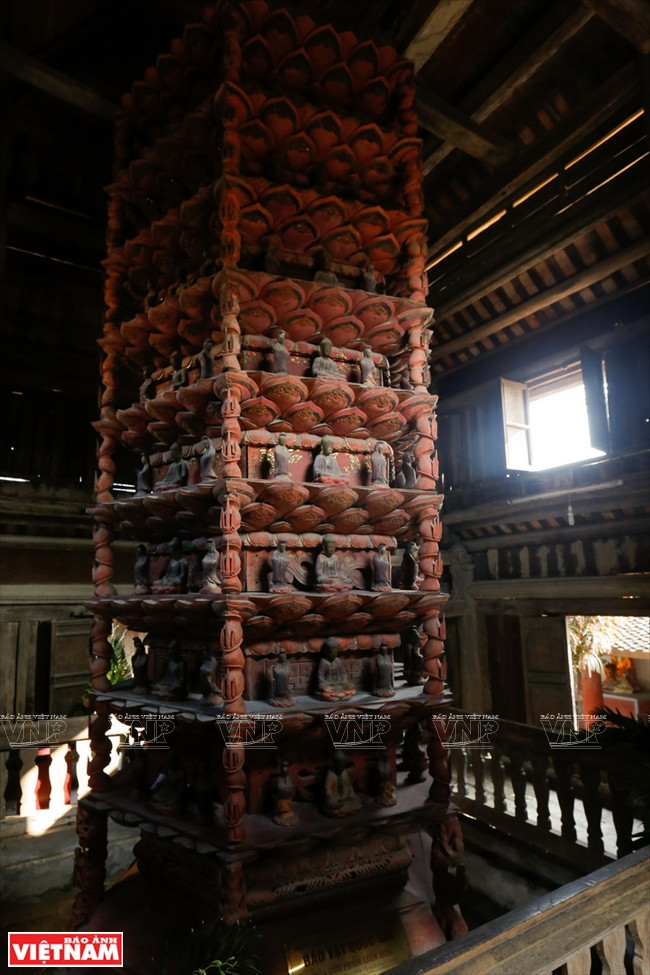 九品莲花塔重4吨，用手轻推可以旋转。图自《越南画报》