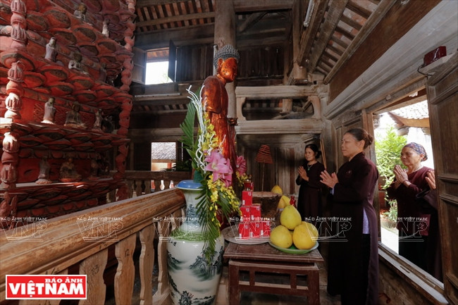 海阳省锦江县锦山乡居民在九品莲花塔进香拜佛。图自《越南画报》