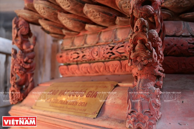 雕着盘龙的竹形柱底座。2015年，九品莲花塔嵌上“国家宝物”标牌。图自《越南画报》