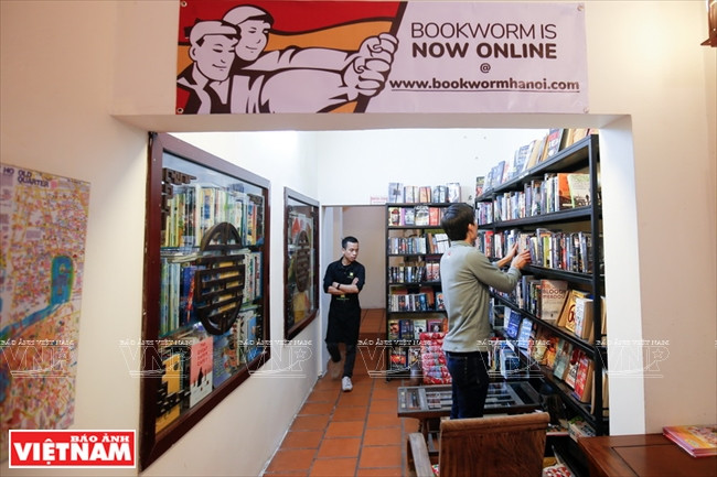 “书虫”大部分是英文和法文旧书。图自《越南画报》