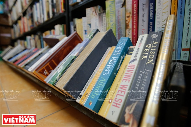 “书虫”图书种类丰富多样。图自《越南画报》