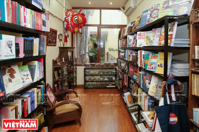 摆放越南内容书籍的越式空间。图自《越南画报》