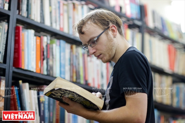 外国游客在“书虫”买书。图自《越南画报》