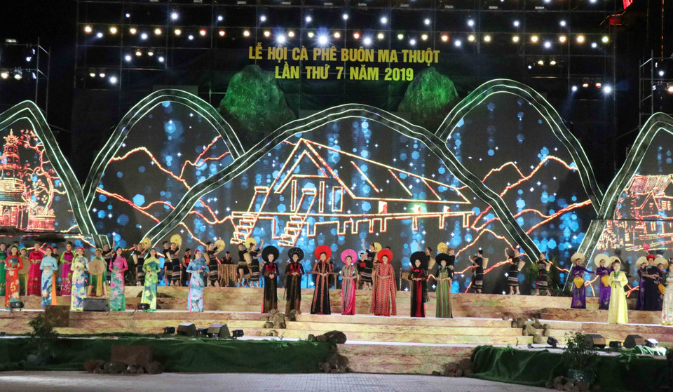 2019年第七届邦美蜀咖啡节开幕式的奥黛秀。图自越通社