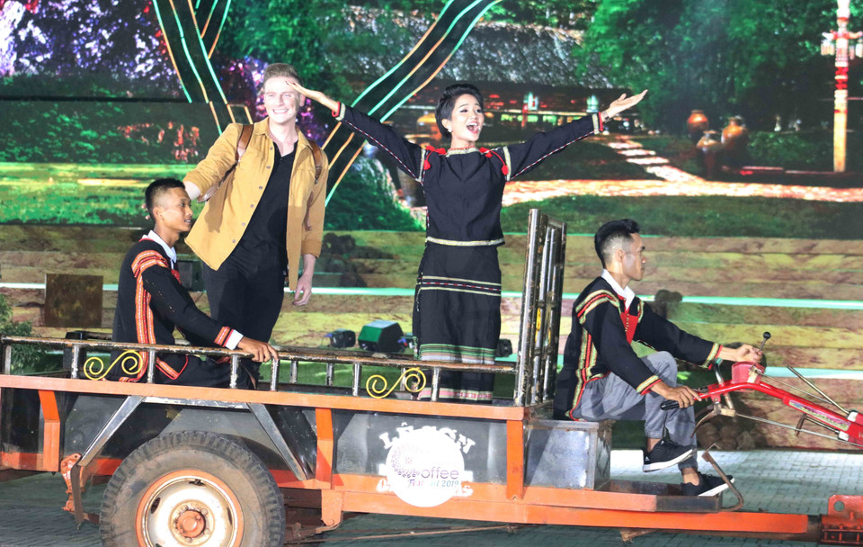 2019年第七届邦美蜀咖啡节开幕式的文艺表演。图自越通社