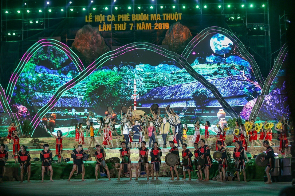 2019年第七届邦美蜀咖啡节开幕式的文艺表演。图自越通社