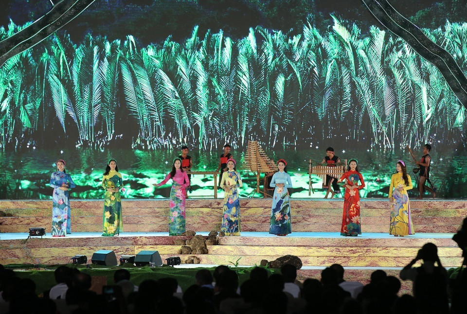 2019年第七届邦美蜀咖啡节开幕式的奥黛秀。图自越通社