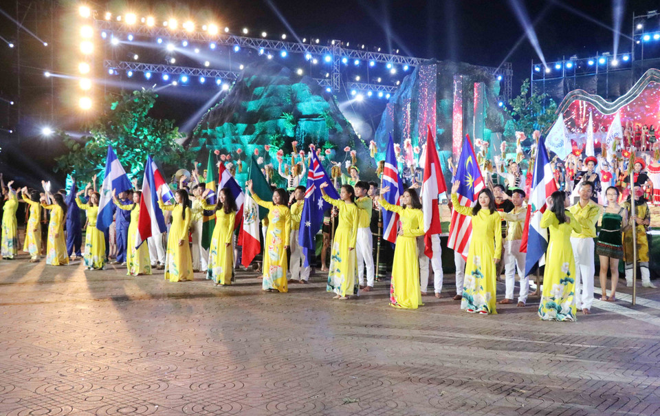 2019年第七届邦美蜀咖啡节开幕式的文艺表演。图自越通社