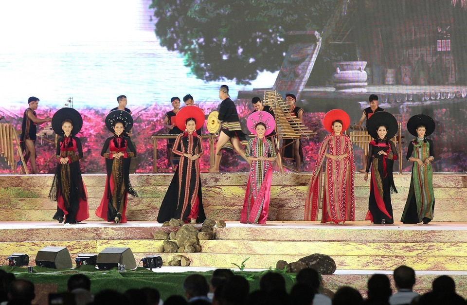 2019年第七届邦美蜀咖啡节开幕式的奥黛秀。图自越通社