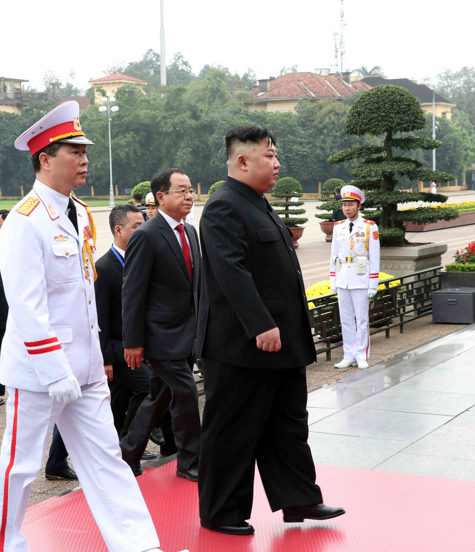 朝鲜最高领导人金正恩一行已到胡志明主席陵墓拜谒和敬献花圈。图自越通社