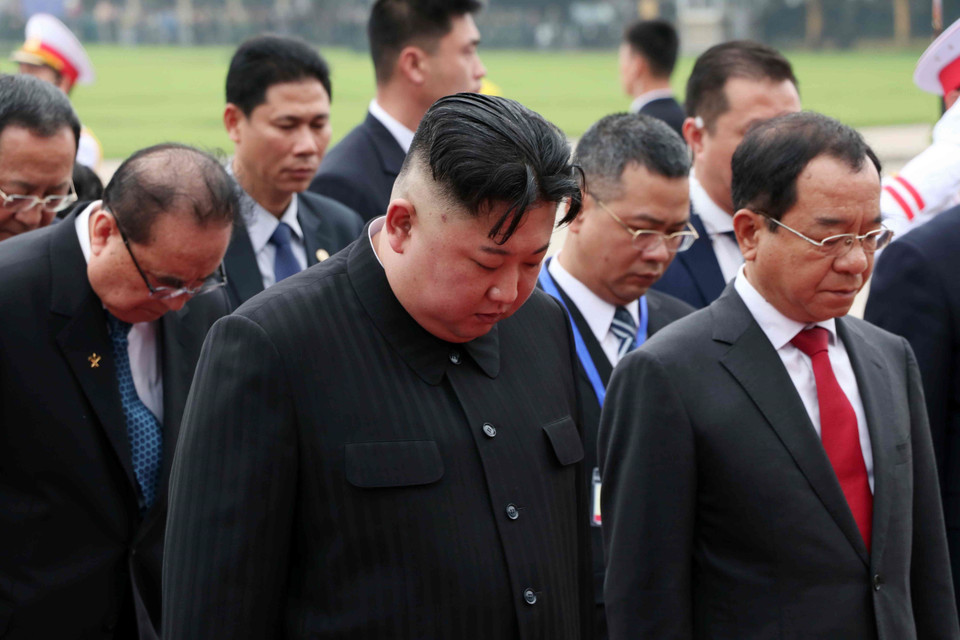 朝鲜最高领导人金正恩一行已到胡志明主席陵墓拜谒和敬献花圈。图自越通社