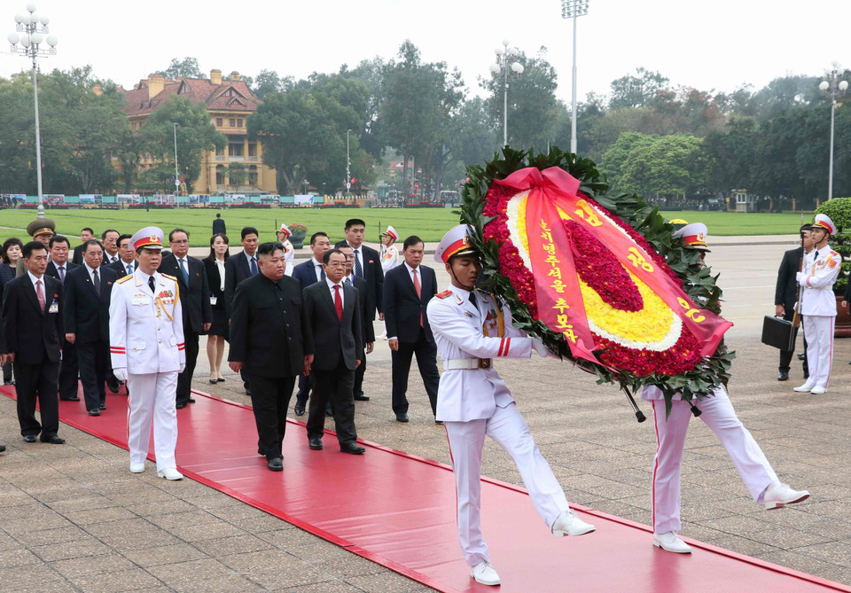朝鲜最高领导人金正恩一行已到胡志明主席陵墓拜谒和敬献花圈。图自越通社