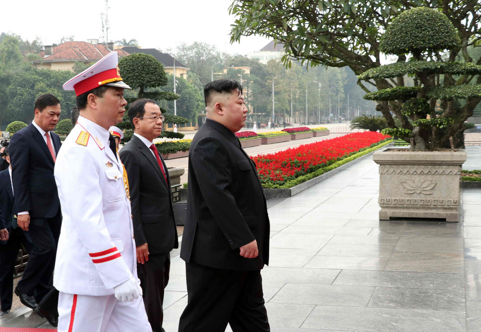 朝鲜最高领导人金正恩一行已到胡志明主席陵墓拜谒和敬献花圈。图自越通社