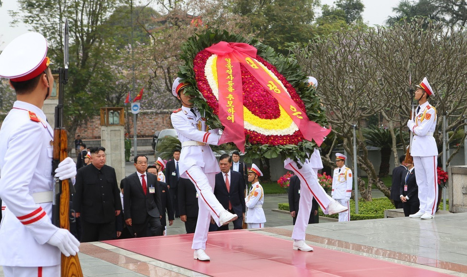 朝鲜最高领导人金正恩一行前往英雄烈士纪念碑敬献花圈。图自越通社