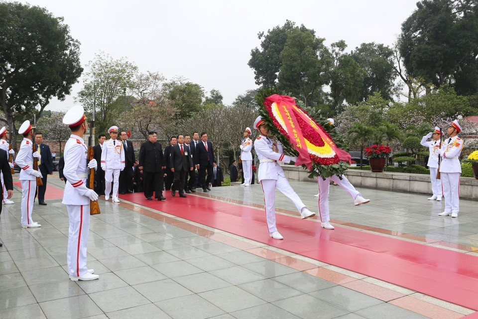 朝鲜最高领导人金正恩一行前往英雄烈士纪念碑敬献花圈。图自越通社