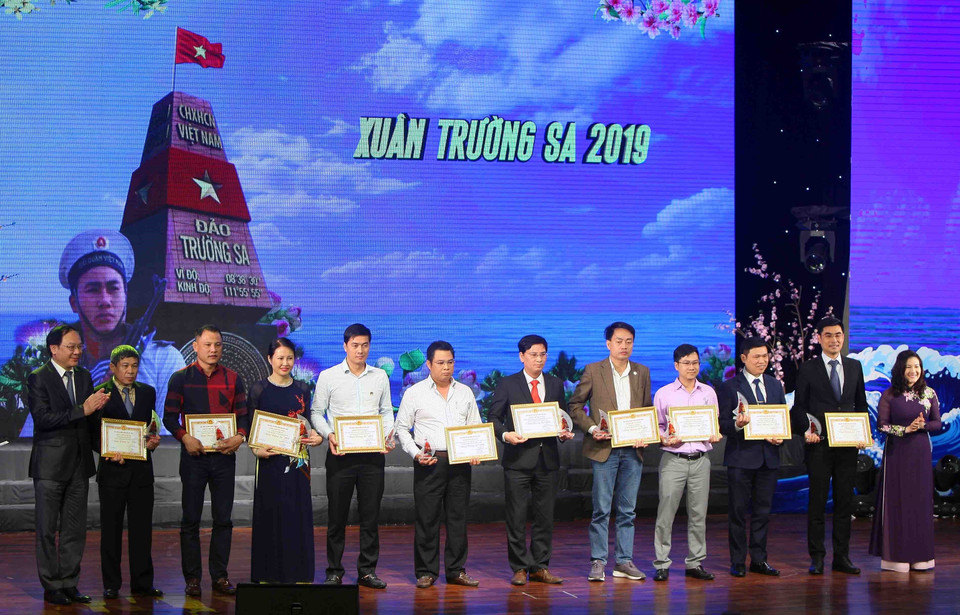 组委会向各单位和团体赠送纪念章。图自越通社