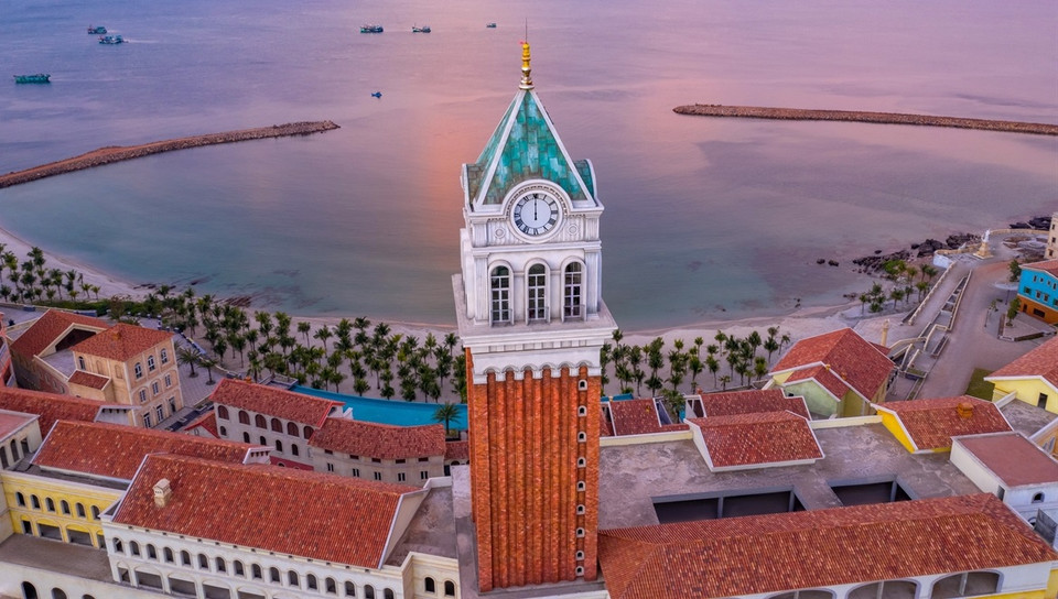 Central Village钟塔位于地中海镇中心。该钟塔高75米，从意大利象征性建筑工程—圣马可钟楼提取设计灵感。图自太阳集团