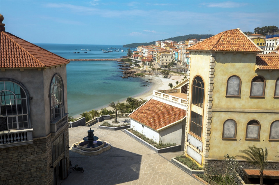 Sun Premier Village Primera度假村里背靠山面向海色彩缤纷的店屋。这里曾经举行新年倒数晚宴、迎接新年放烟花等许多娱乐活动的地方。图自 《越南画报》