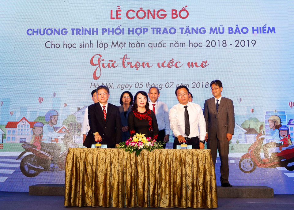 越南政府副总理张和平与国家副主席邓氏玉盛出席启动仪式。越通社记者尹晋 摄