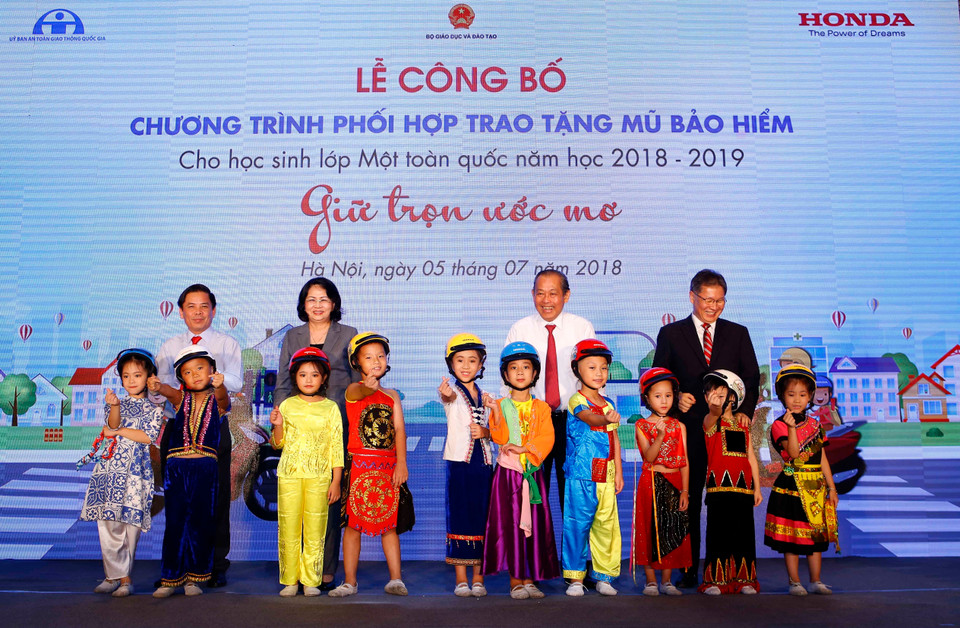 越南政府副总理张和平与国家副主席邓氏玉盛在项目公布仪式上与学生们合影 （越通社记者尹晋 摄）