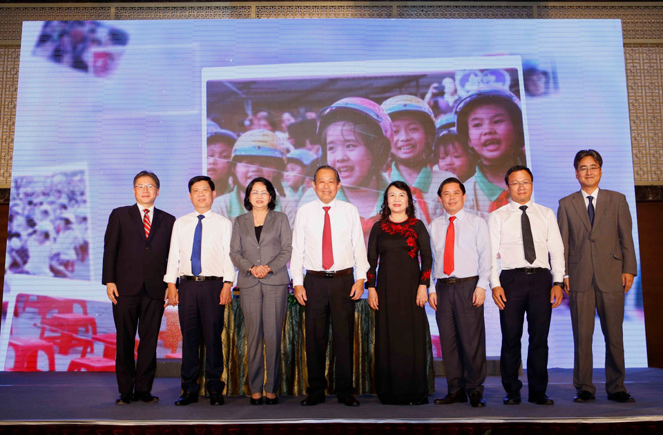 越南政府副总理张和平与国家副主席邓氏玉盛同各位代表合影 （越通社记者尹晋 摄）