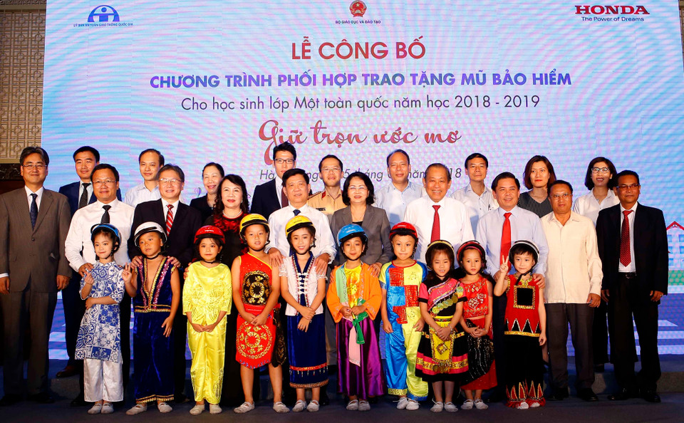 越南政府副总理张和平与国家副主席邓氏玉盛与小学生们合影（越通社记者尹晋 摄）