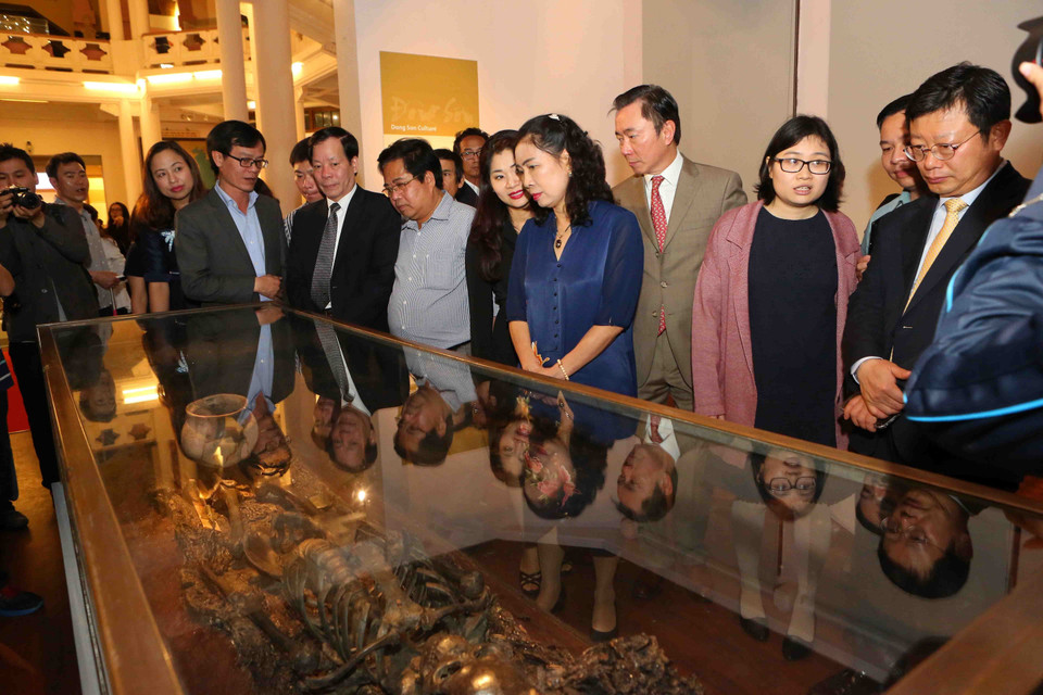 越南文化体育与旅游部副部长邓氏璧莲和代表们参观展会上展示的宝物。越通社记者 成达 摄