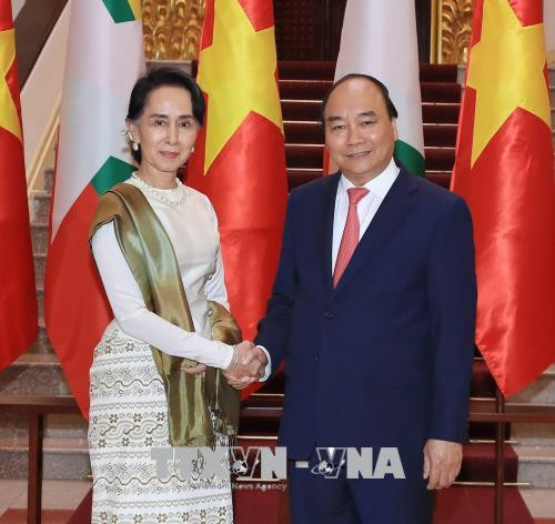 政府总理阮春福（右）与缅甸国家顾问兼外交部长昂山素季（Aung San Suu Kyi）。越通社记者 统一 摄