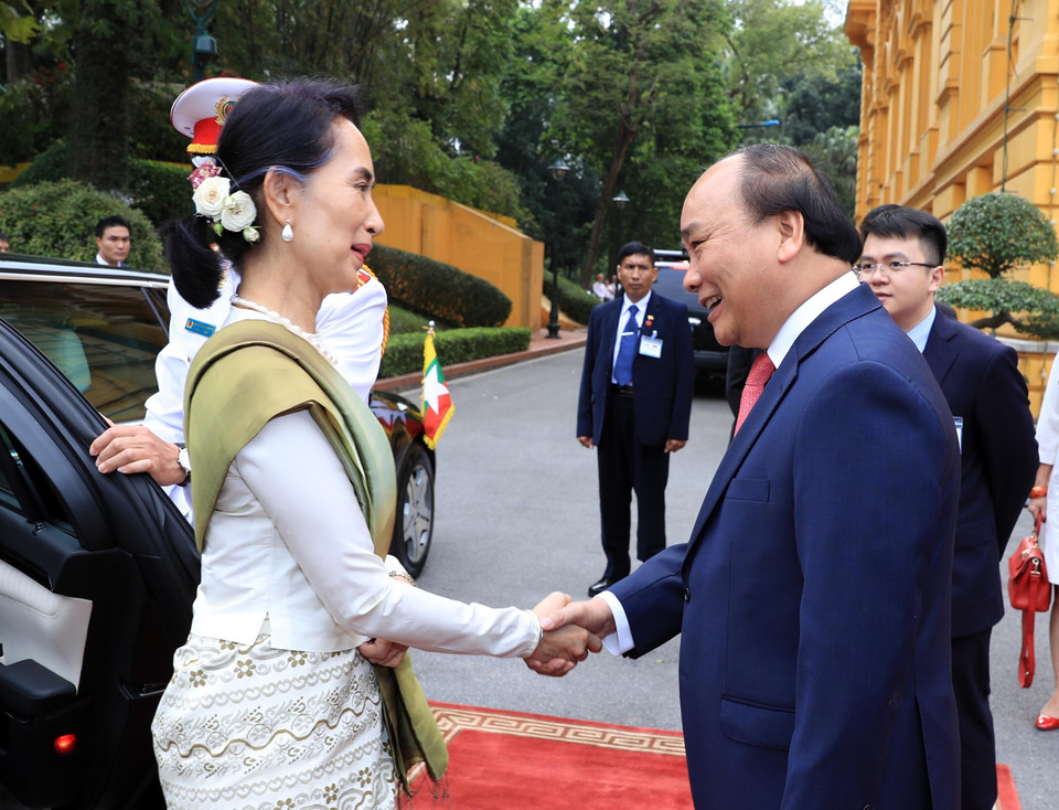 越南政府总理阮春福迎接缅甸国家顾问兼外交部长昂山素季（Aung San Suu Kyi）。越通社记者 统一 摄