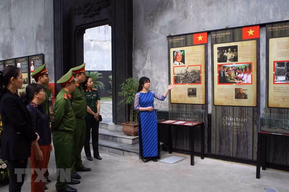 展会上，人民可了解战争时期的艰苦，亲身体会民族辉煌时刻。越通社记者 青松 摄