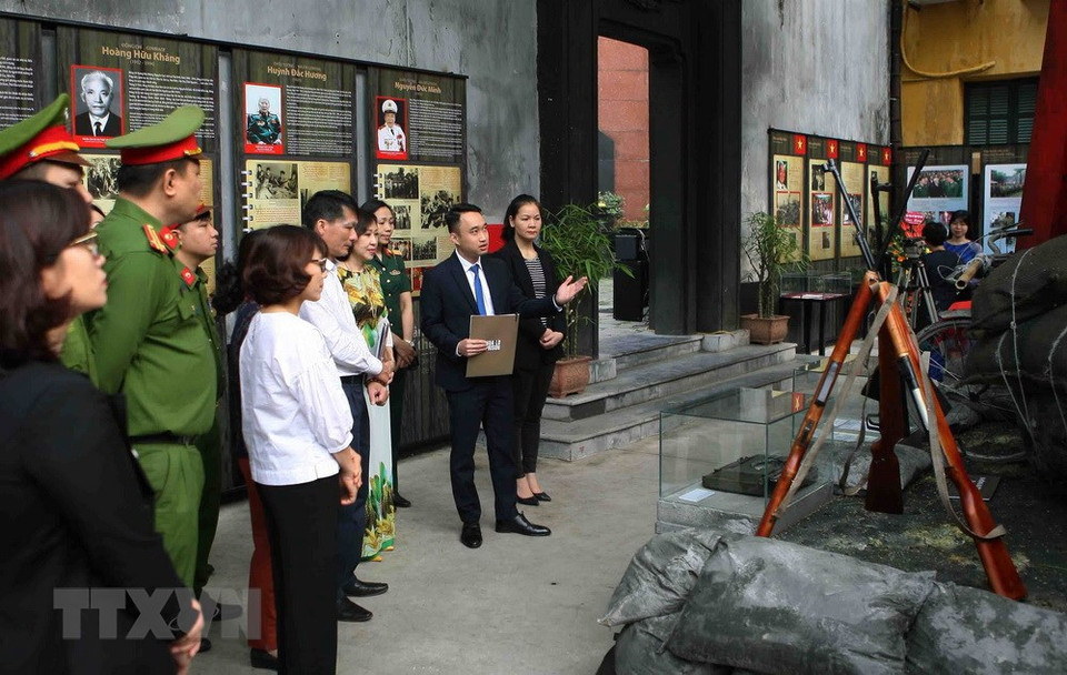 展会上，人民可了解战争时期的艰苦，亲身体会民族辉煌时刻。越通社记者 青松 摄