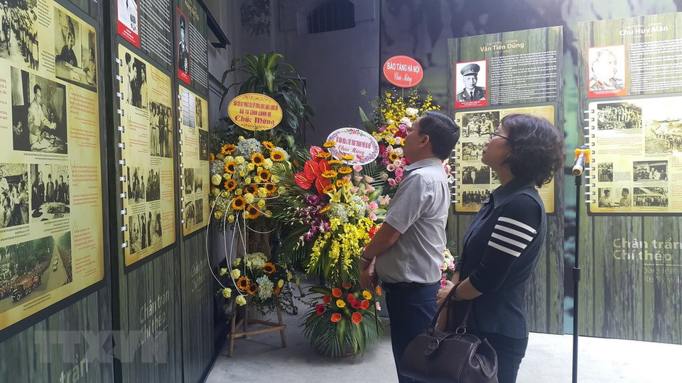 游客们参观展会。越通社记者 丁顺 摄