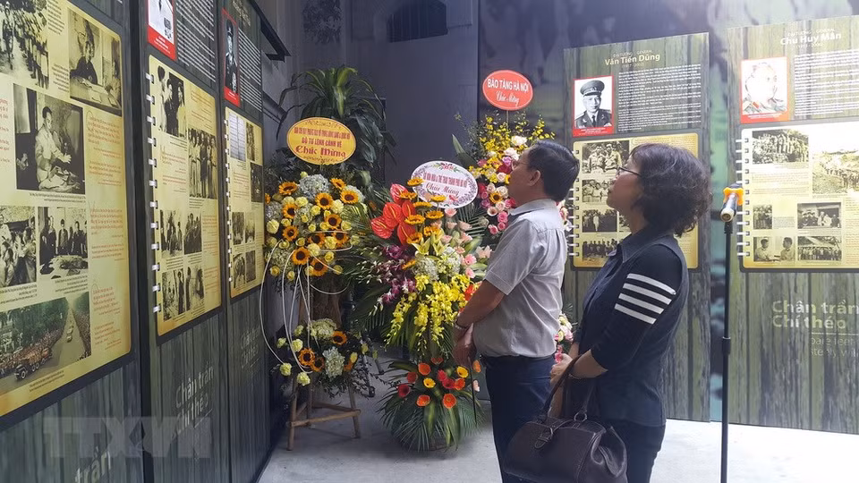 游客们参观展会。越通社记者 丁顺 摄