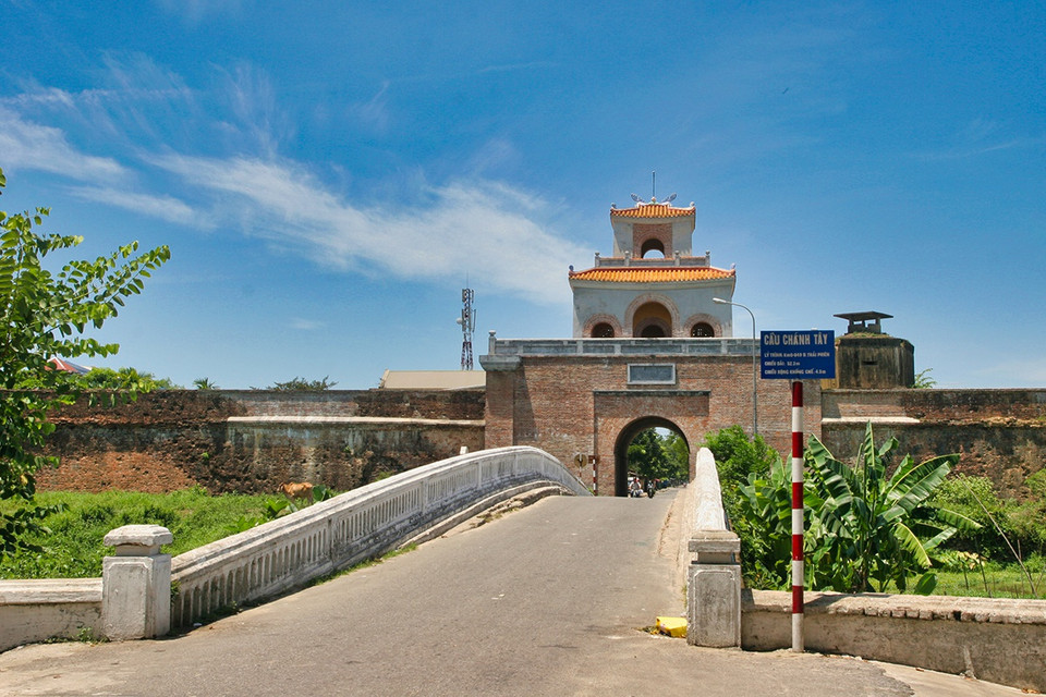 正西门位于顺化古城西面处。拱门于1809年建设，上面的望楼于1829年建设。图自thanhnien.vn