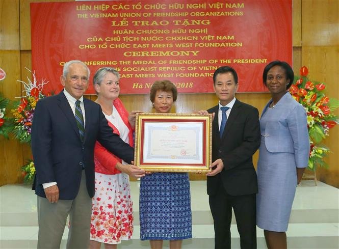  2018年9月13日，越南友好组织联合会向美国东西融合基金颁发国家主席友谊勋章，表彰该基金会为越南扶贫济困工作以及经济社会发展事业所作出的贡献。图自越通社