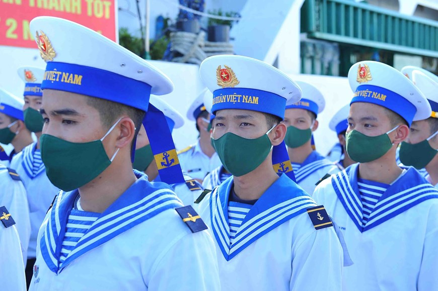 海军第四军区司令部近日在庆和省金兰港举行仪式，送别春节前期前往长沙岛探望慰问岛上军民的工作团。图自越通社