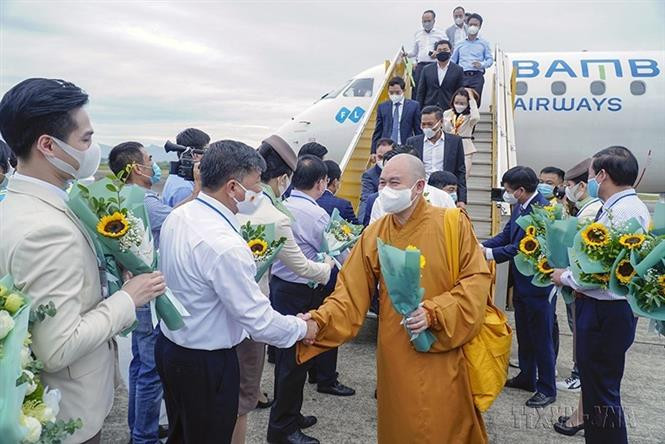 2021年10月14日上午在奠边府航空港，奠边省人民委员会已举行河内至奠边的直飞往返航线开通仪式及胡志明市至奠边往返直飞航线发布仪式。图自越通社