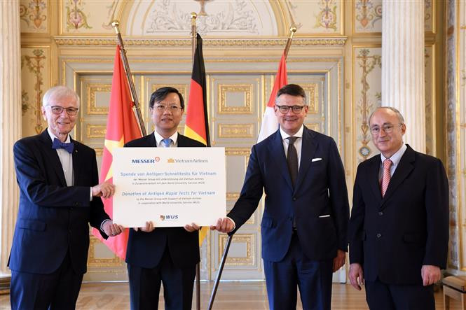 黑森州政府以及梅塞尔集团7月15日举行仪式，向越南捐赠总价值达50万欧元的16万套检测试剂盒，协助越南人民抗击疫情。图自越通社