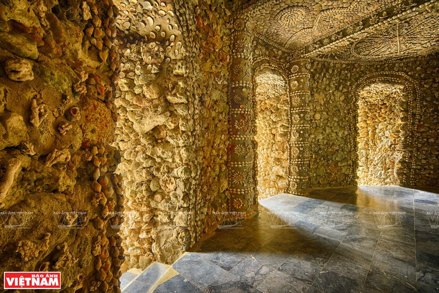 在慈云寺，最引人关注的是高39米的宝迹塔，也是越南最高的宝塔。远望以为是使用一般石头来建造而成，但走近细看后，就会发现建材是各种各样精致美丽的珊瑚。图自越南画报