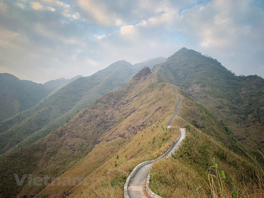 平辽“恐龙脊柱”——第1305号界碑是来到平辽的游客最难征服，也是最有刺激感的目的地。从该界碑往下看，整个平辽美丽的自然风光和荒野山脉尽收游客眼中。图自 Vietnam+