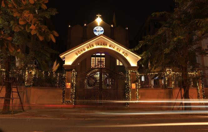 首都河内圣十字装潢得新鲜光洁，为迎接2022年圣诞节做好准备。图自越通社