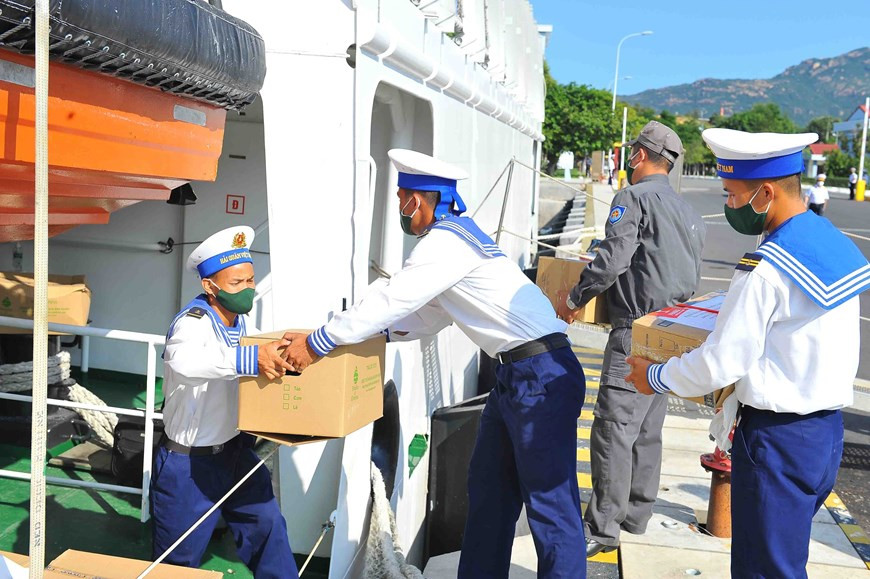 即将前往长沙群岛的年轻海军战士们向战友和亲属挥手致意。图自越通社