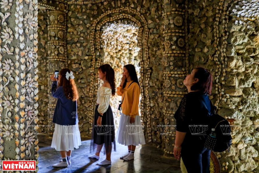 宝迹塔塔内的轮廓和图案也镶满了精巧的贝壳，吸引四面八方游客的眼球。图自越南画报